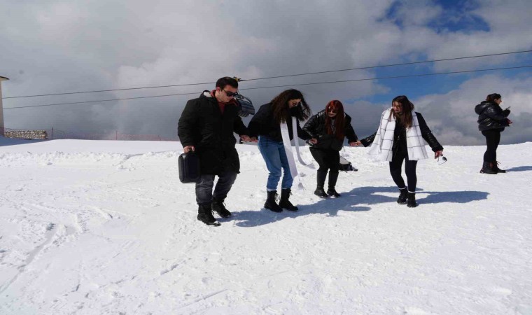 Üniversite öğrencileri, Ilgaz Dağının zirvesinde hem ders yaptı hem horon tepti