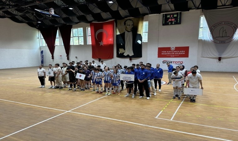 Üniversiteler Arası Salon Futbolu Bölgesel Lig grup müsabakaları açılış seremonisi gerçekleştirildi