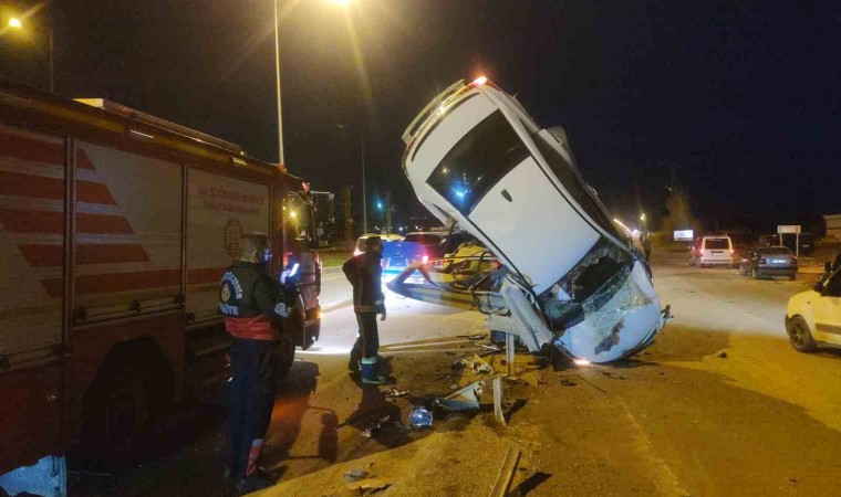 Vanda bariyerlere çarpan otomobil dik şekilde asılı kaldı: 3 yaralı