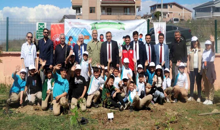 Yalovada öğrenciler okul bahçesine meyve ağacı fidanı dikti