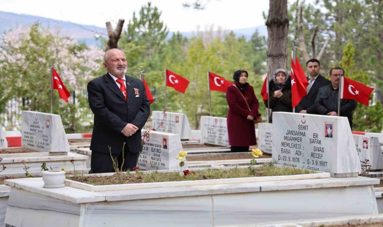 Yukarı Tekke Mezarlığı ziyaretçi akınına uğradı