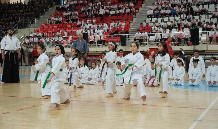 19 Mayıs Atatürkü Anma, Gençlik ve Spor Bayramı Erzincanda coşkuyla kutlandı