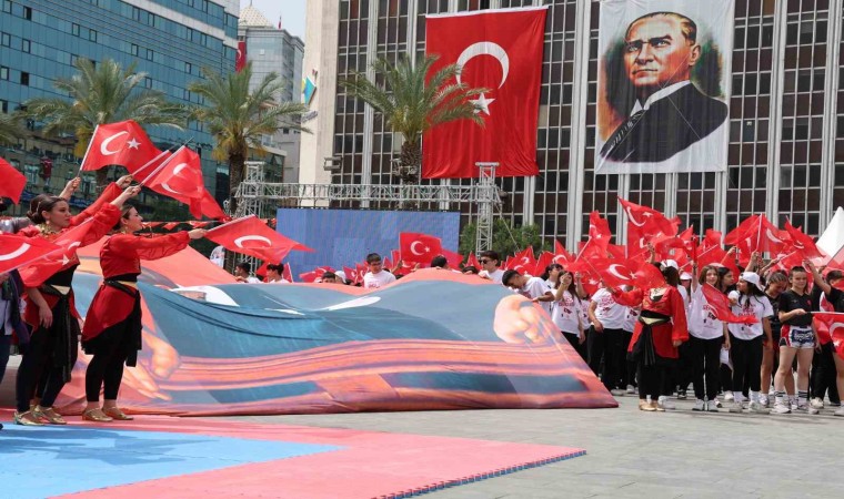 19 Mayıs İzmirde coşkuyla kutlandı