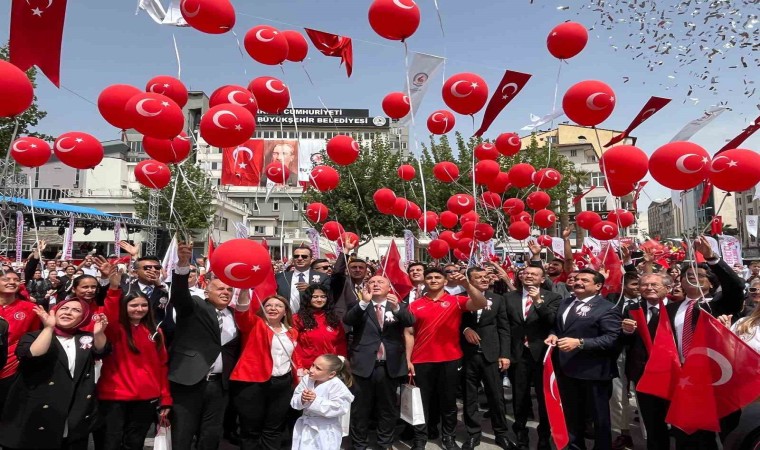 19 Mayısın 105. yıldönümünde kırmızı beyaz 105 balon gökyüzüne bırakıldı