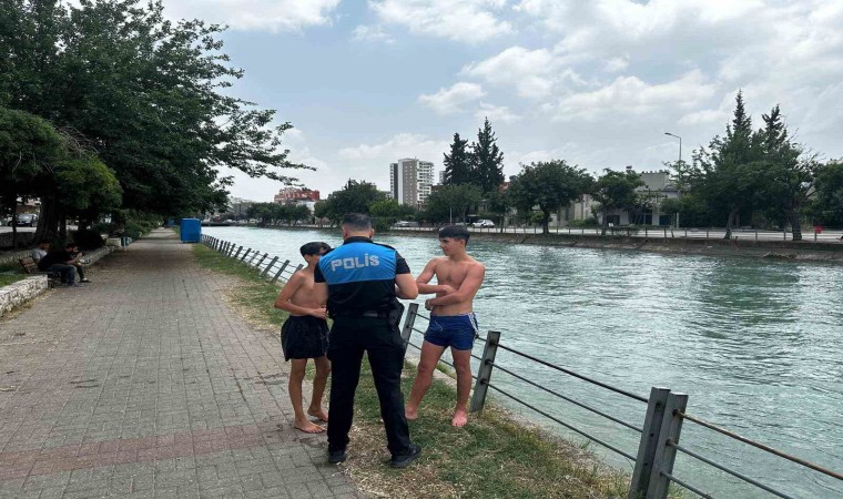 Adanada polis sulama kanalına giren gençleri uyardı