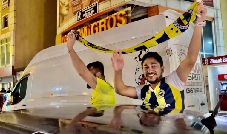 Ağrıda şampiyonluk kutlamasına Fenerbahçeliler bayraklarıyla katıldı