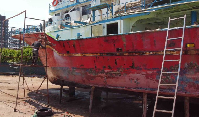 Akdenizin balıkçıları, ekmek teknelerini bakıma aldı