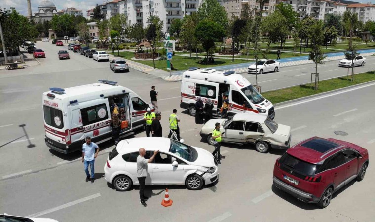 Aksarayda 2 otomobilin çarpıştığı kazada 4 kişi yaralandı