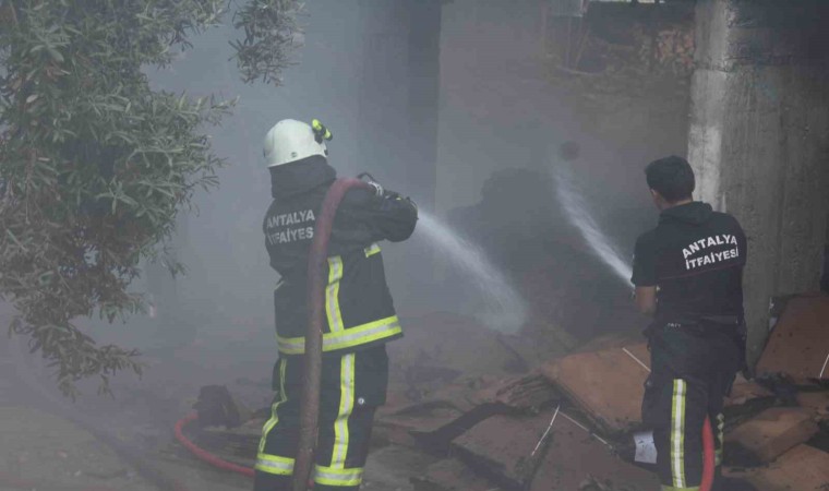 Alanyada apartman alt katında yanan kartonlar paniğe neden oldu