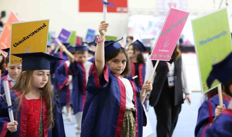 Anadolu Üniversitesinde 3 kuşak 7den 70e mezuniyet heyecanı