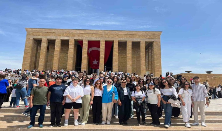 Antalya Büyükşehir Belediyesi öğrenci yurtlarında kalan gençler Anıtkabiri ziyaret etti