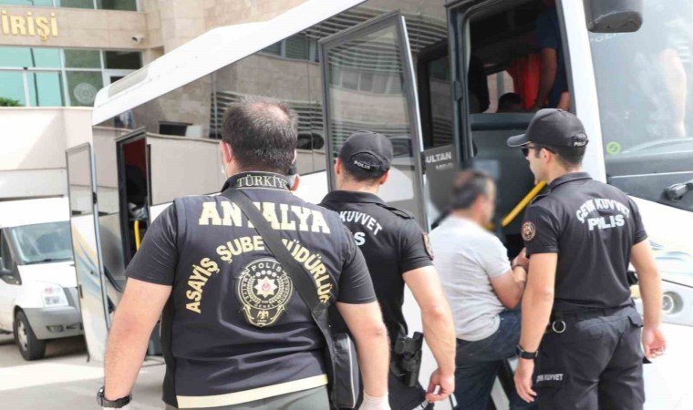 Antalyada aranan 153 kişi yakalandı