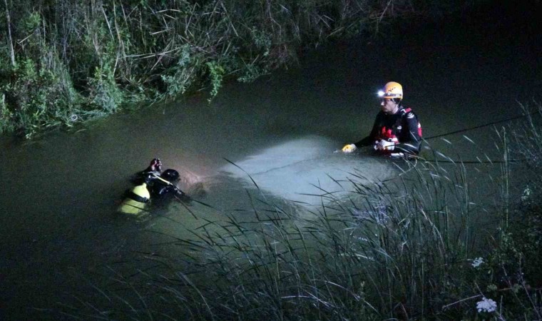 Antalyada otomobil köprüden dereye uçtu: 1i çocuk 2 kişi kayıp