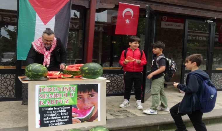 Artvinde öğretim üyesi karpuz dağıtarak İsraili protesto etti