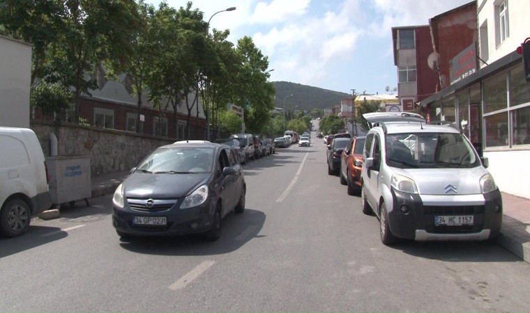 Ataşehirde park halindeki kamyonetin çalınma anı kamerada