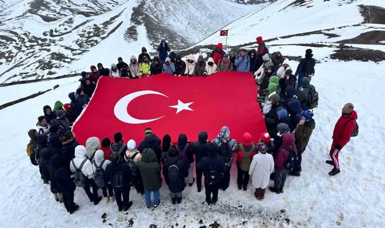 Atatürk Üniversitesi öğrencileri Palandökene tırmandı