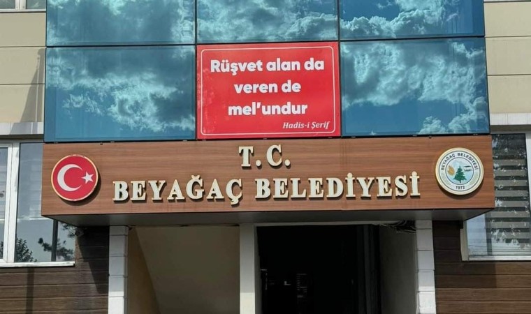 Başkan Pütün belediyenin girişine “Rüşvet alan da veren de melundur” yazısı astı