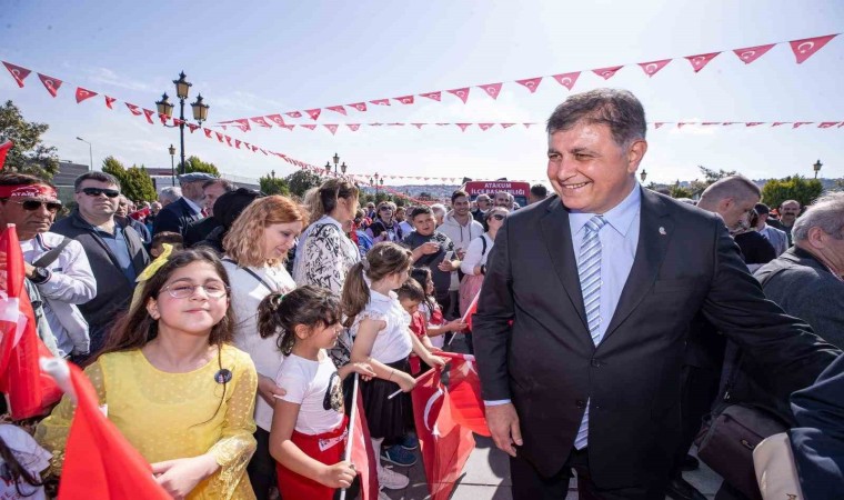 Başkan Tugay Samsunda kortej yürüyüşü ve törene katıldı