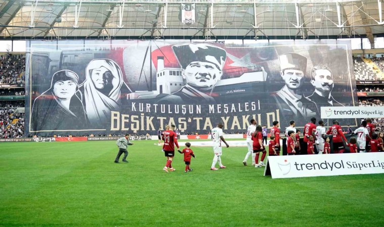 Beşiktaş tribünlerinden 19 Mayıs pankartı