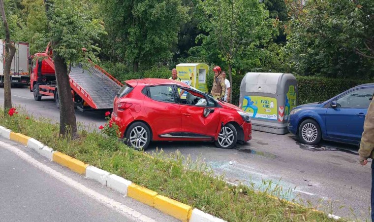 Beylikdüzünde park halindeki araçlara çarpan otomobil takla attı