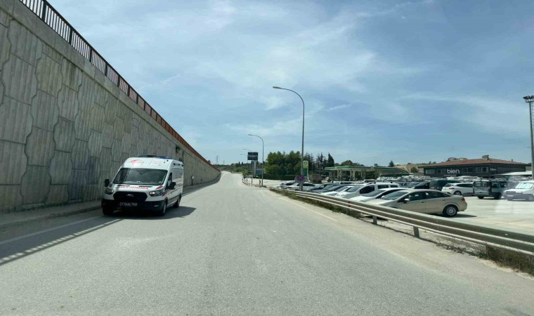 Bilecikte seyir halinde devrilen motosiklet sürücüsü yaralandı