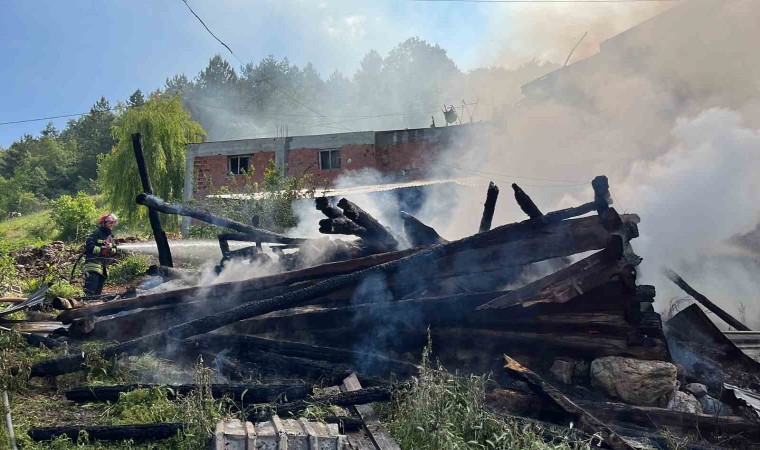 Boluda 2 samanlık ve odunluk alev alev yandı: Yangın havadan görüntülendi