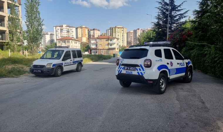 Boşanma aşamasındaki eşinin yüzünü cam parçasıyla kesti