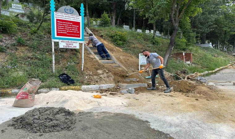 Bozüyük Belediyesinden mezarlıkta temizlik ve bakım çalışmaları