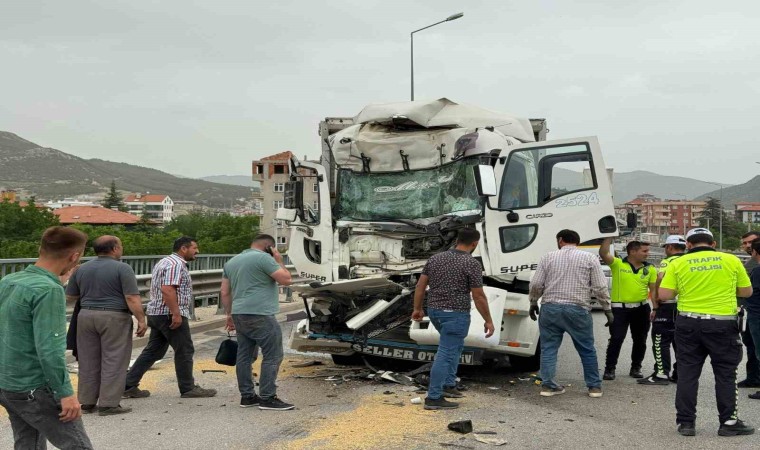 Burdurda tıra arkadan çarpan kamyon sürücüsü yaralandı