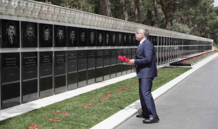 Çalışma ve Sosyal Güvenlik Bakanı Işıkhan, Baküde şehitlikleri ziyaret etti