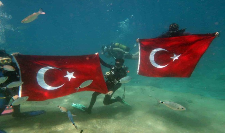 Denizin dibinde Türk bayrağı açıp, 19 Mayısı kutladılar