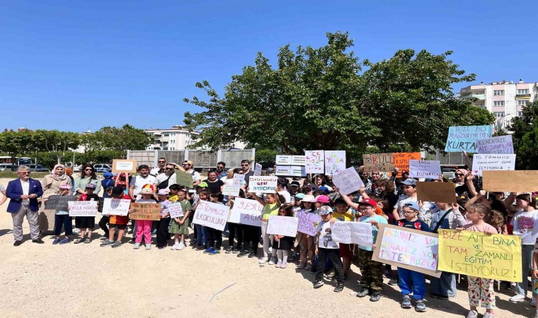 Deprem tedbirleri gereğince tahliye edilen okula bir yıldır çivi dahi çakılmadı