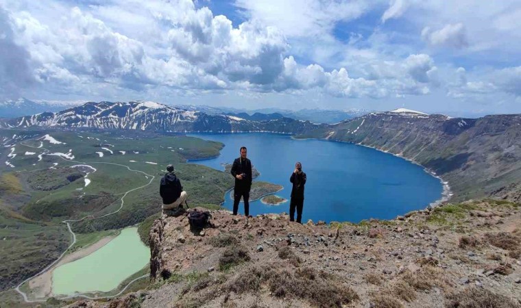 Dünyanın ikinci büyük krateri olan Nemrut, zirveden görüntülendi