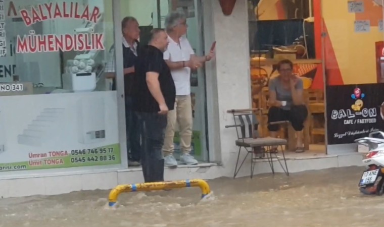 Edremitte yağıştan dolayı birçok işyerini su bastı