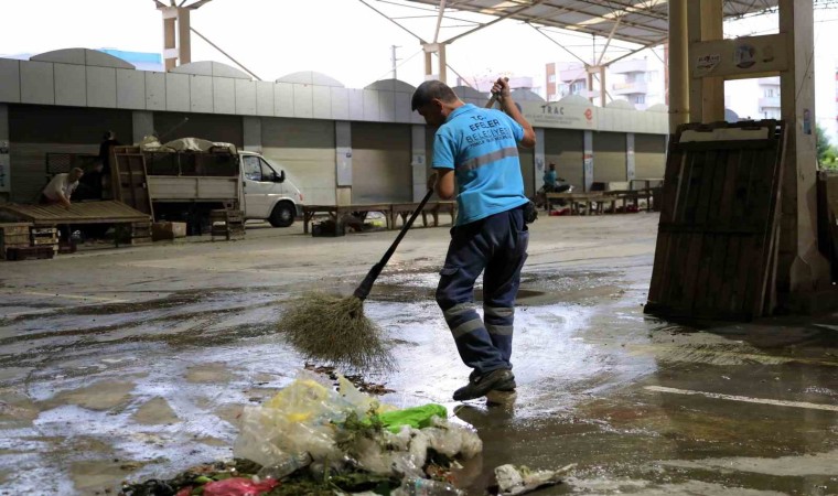 Efelerin semt pazar alanları temizleniyor