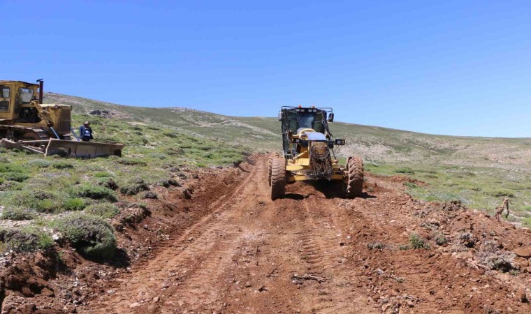 Elazığda yayla yolu yapım çalışmaları sürüyor