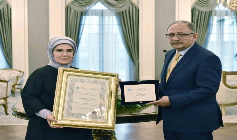 Emine Erdoğan, Sıfır Atık projesine verilen AKDENİZ-PA ödülünü teslim aldı