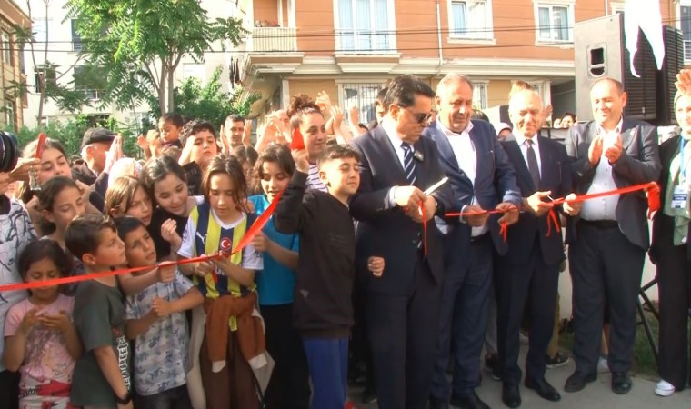 Esenyurt Belediyesi tarafından Akçaburgaz Mahallesinde yapılan çocuk oyun parkının açılışı yapıldı