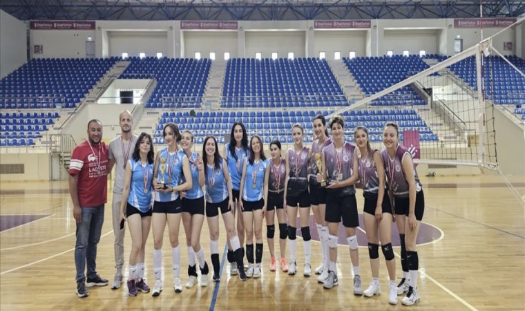 ESTÜde voleybol kupaları sahiplerini buldu