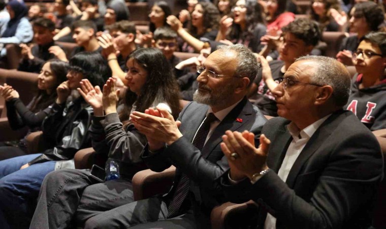 Eyüpsultanda ‘3. Liseler Arası Tiyatro Günleri perdelerini açtı