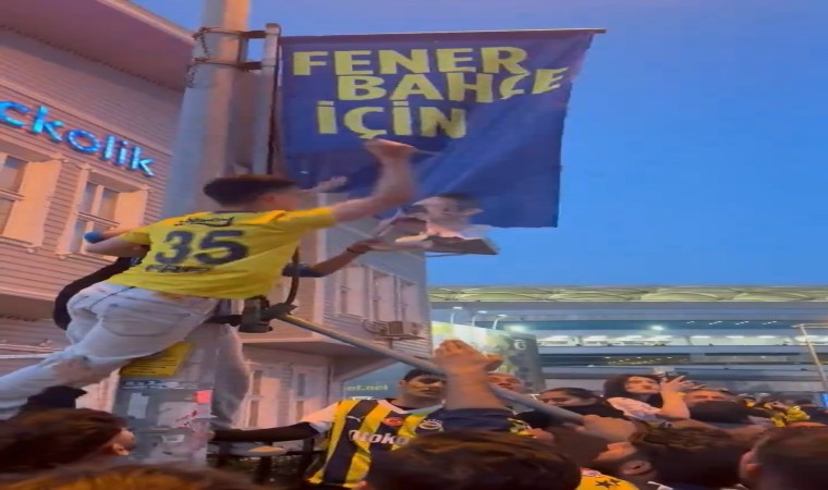 Fenerbahçe taraftarlarından Ali Koçun afişlerine saldırı