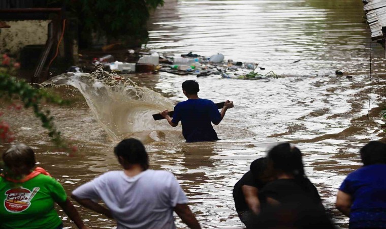 Filipinleri Aghon Tayfunu vurdu: 3 ölü, 7 yaralı