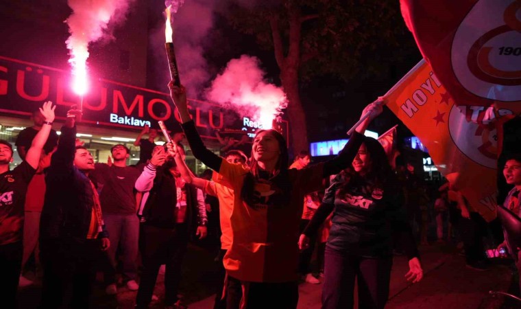 Galatasaray taraftarları Bursada şampiyonluğu coşkuyla kutladı