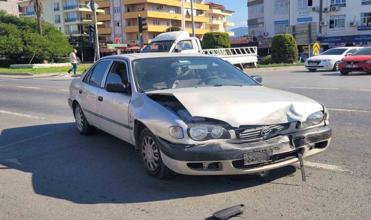 Gazipaşada 2 otomobil çarpıştı, sürücü ehliyetsiz ve 17 yaşında çıktı: 4 yaralı