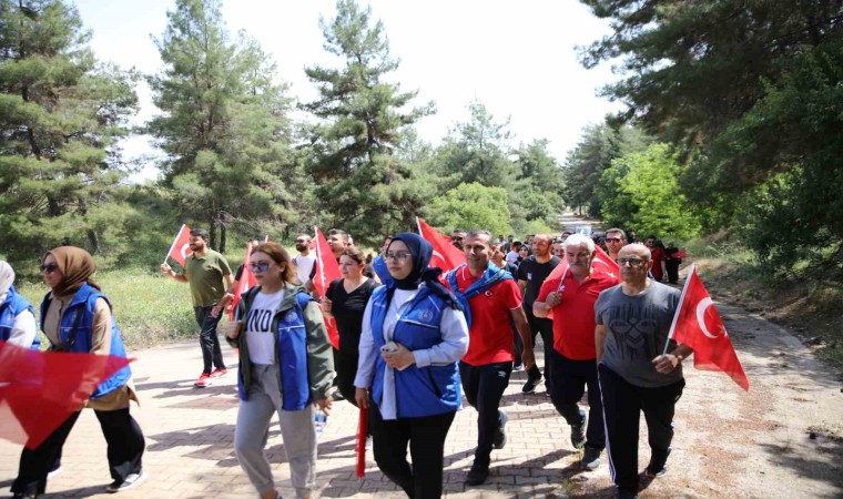 Gençler, ellerindeki Türk bayraklarıyla Ali Dağına yürüdü