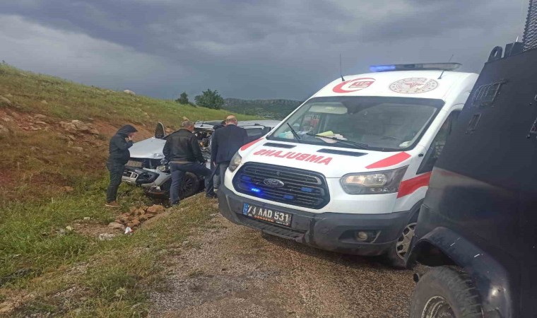 Hafriyat kamyonu ile polis aracı çarpıştı: 1 yaralı