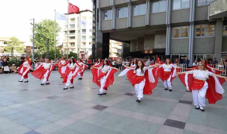 Halk oyunları gösterileri ilgiyle izlendi