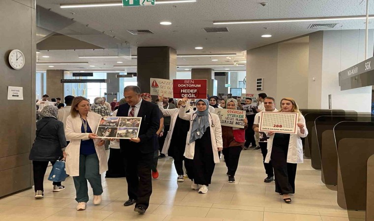 Hastane koridorlarında sessiz yürüyüş ile Gazzedeki katliama dikkat çekildi