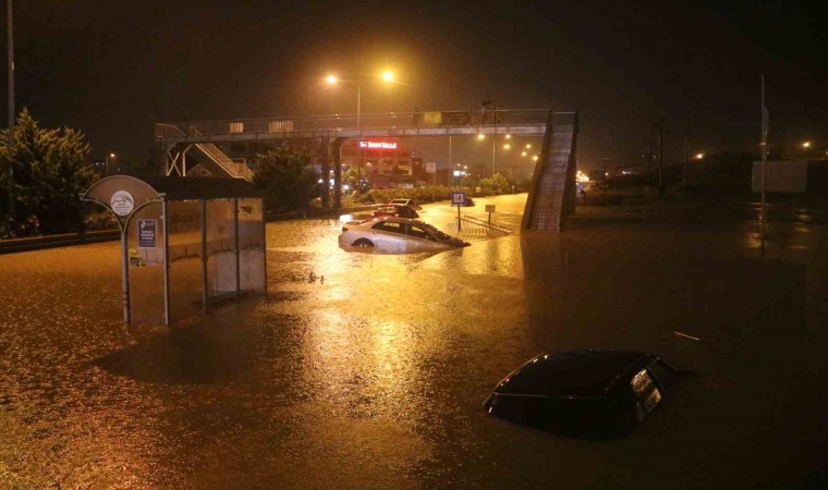 Hatayda caddeler göle döndü, araçlar suya gömüldü