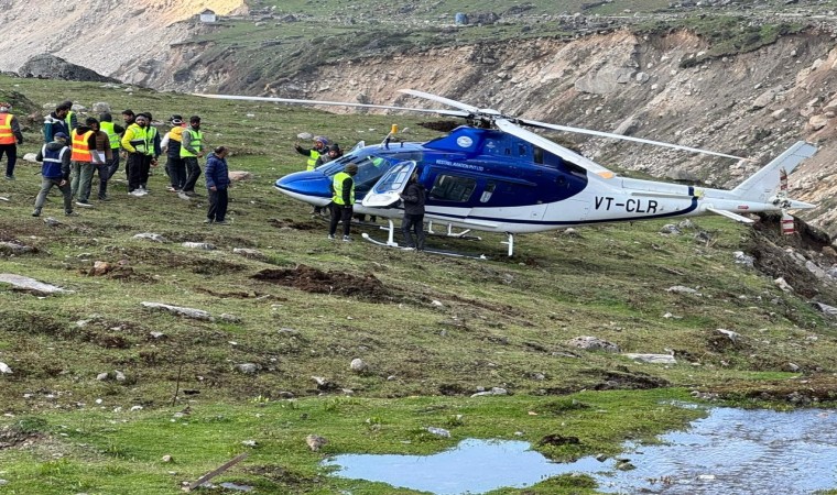 Hindistanda helikopter kendi etrafında dönerek pist dışına indi